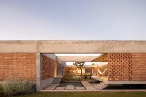 Nhà 420 m2 không cửa sổ, lấy sáng qua hàng nghìn khe gạch缩略图
